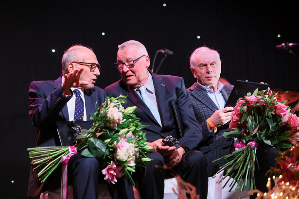 Dramaturg Maciej Karpiński (L), reżyser Janusz Kijowski (C) oraz dyrektor Festiwalu Polskich Filmów Fabularnych w Gdyni Leszek Kopeć (P) podczas gali przyznania Nagród Stowarzyszenia Filmowców Polskich