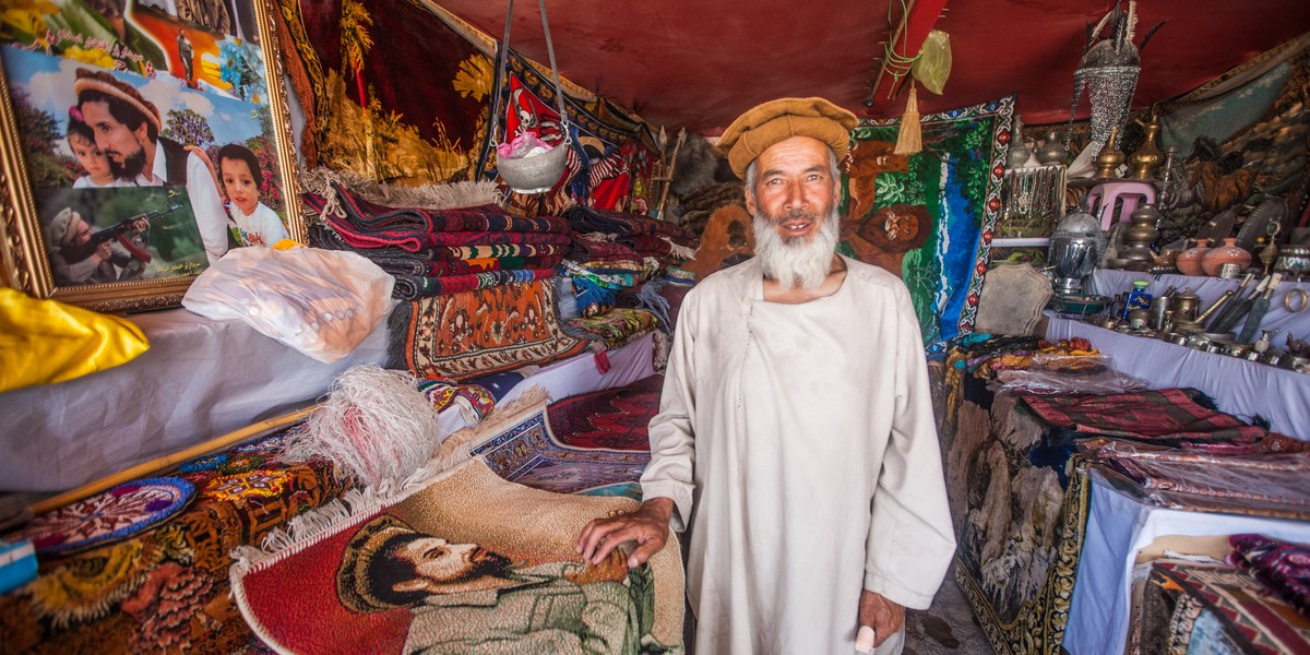 Haji – afgański bazar w polskiej bazie.