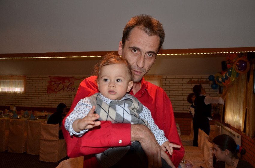 Mali Nikola u zagrljaju oca Gorana