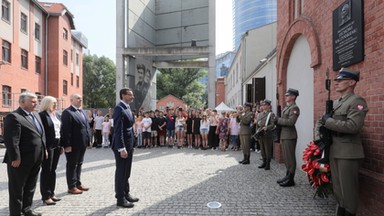 Premier Morawiecki złożył kwiaty pod tablicą upamiętniającą Lecha Kaczyńskiego