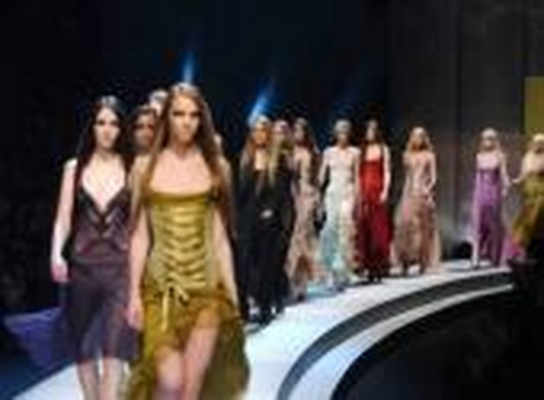 Modelki domu Versace na pokazie mody w Mediolanie. Fot. Bloomberg