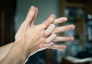 Pucketanje prstima ne izaziva artritis