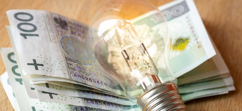 Senat: Wyłączenie 1 z 4 opłat za prąd. Dodatek do bonu energetycznego 300 zł - 1200 zł