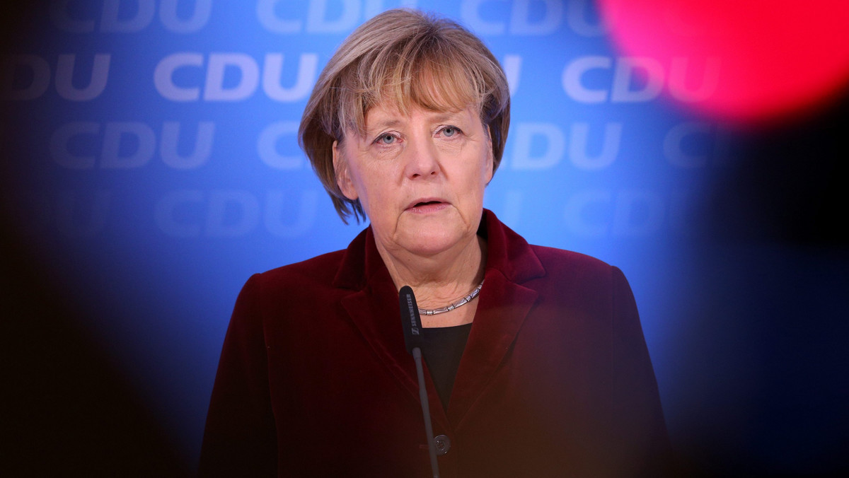Kanclerz Niemiec Angela Merkel rozmawiała telefonicznie z prezydentami Ukrainy i Rosji, Petro Poroszenką i Władimirem Putinem, o konflikcie na wschodzie Ukrainy. Jak poinformowała wieczorem służba prasowa Kremla, Putin ponownie opowiedział się za bezpośrednim dialogiem między władzami w Kijowie a rebeliantami.