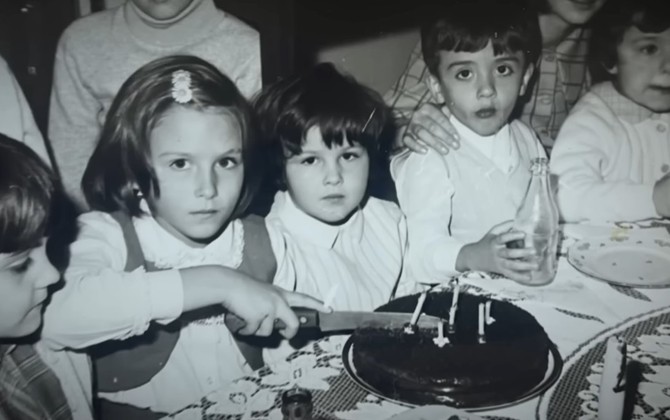 Dijana Đoković na rođendanskoj proslavi seče tortu 