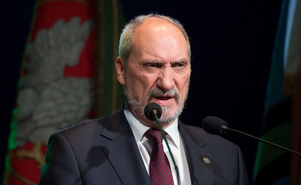 Nieporozumienie, perfekcyjnie robiona dezinformacja... Macierewicz o historii lotu delegacji z Londynu