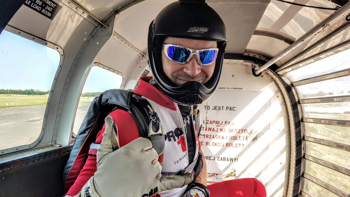 Tomasz Kozłowski wykonał 100 skoków na spadochronie jednego dnia