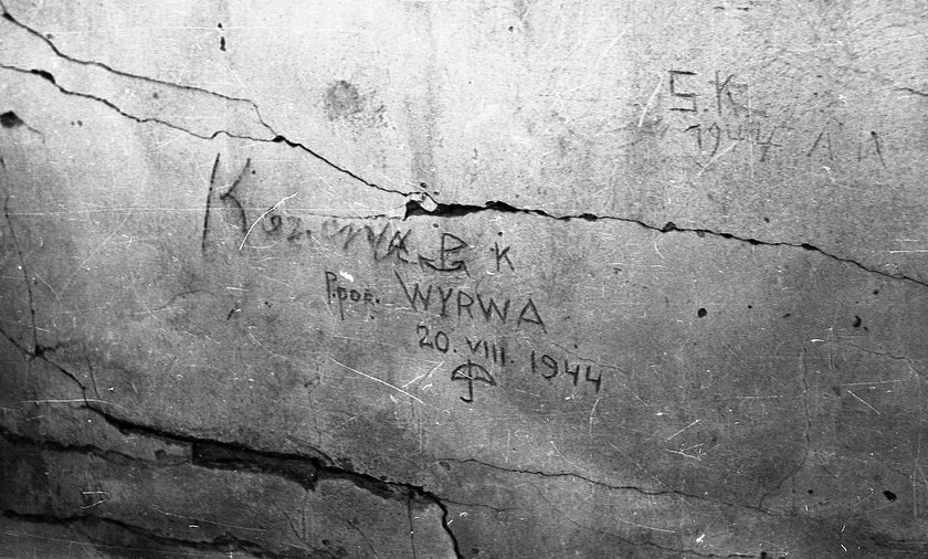 Narysuj Znaki Malowane Na Murach Przez Członków Organizacji Wawer Świadectwo Powstania Warszawskiego. Ślady po kulach i napisy na murach