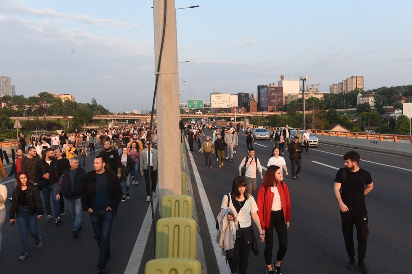 Gazela je blokirana u oba pravca