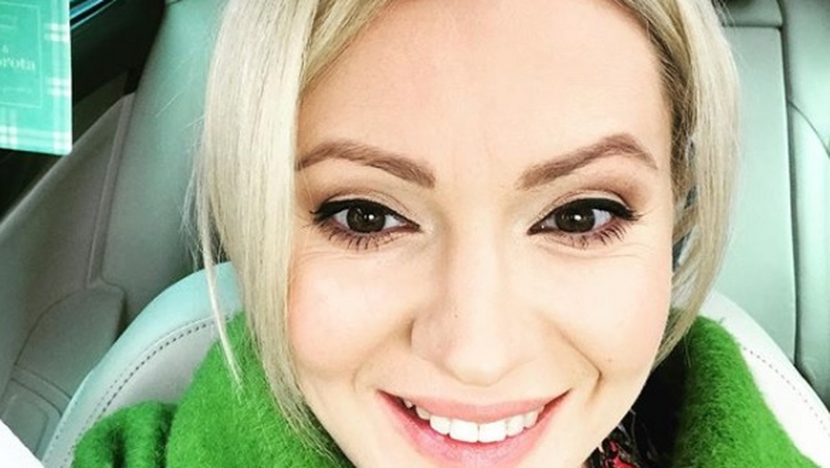 Dorota Szelągowska co jakiś czas wrzuca na Instagram zdjęcia ze swojego domu na wsi. Teraz pochwaliła się zebranymi marchewkami. Warzywa nie są zbyt duże, ale radość Szelągowskiej - wielka.