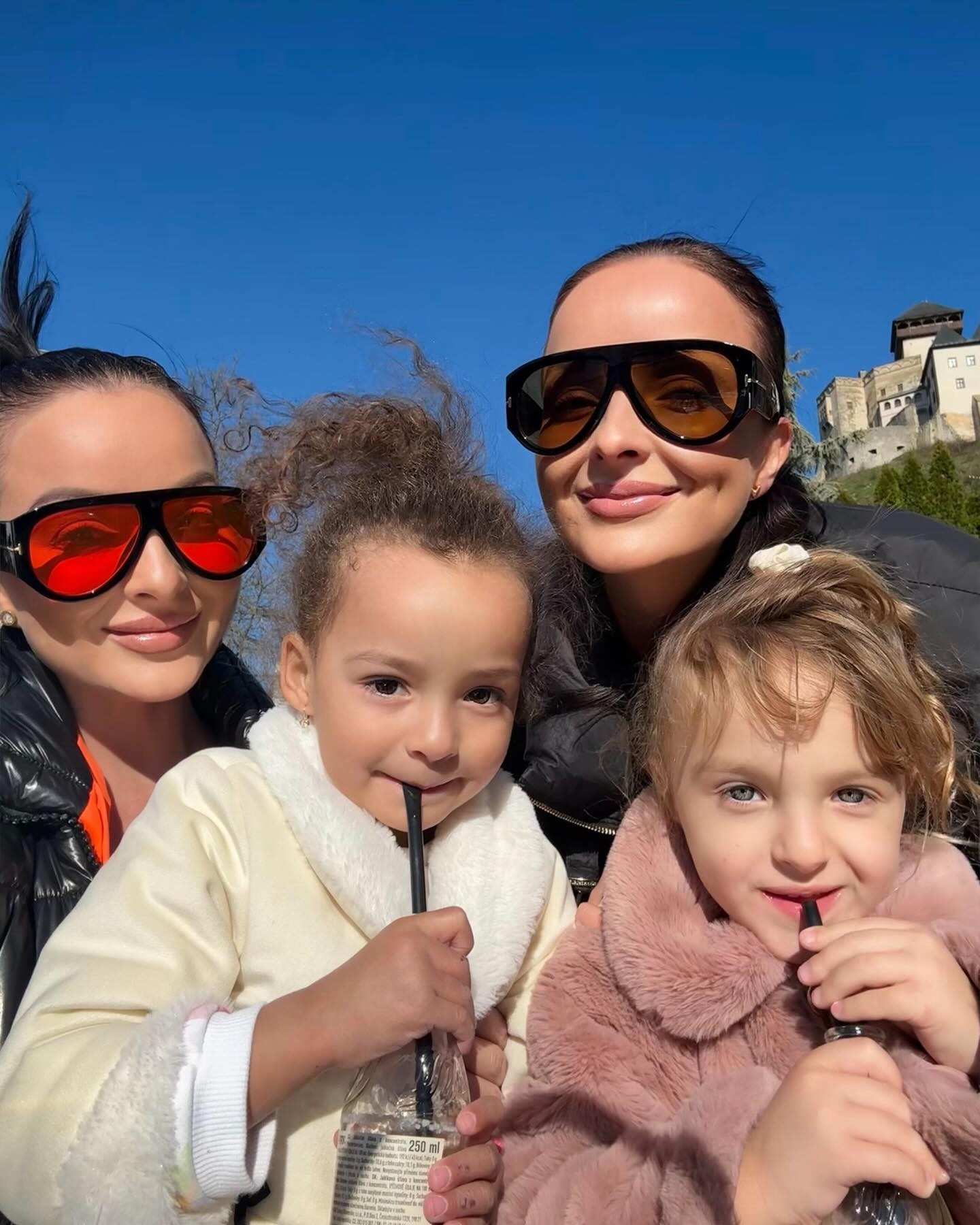 Twiinsky Daniela a Veronika Nízlové s dcérkami Lindou a Neou. 