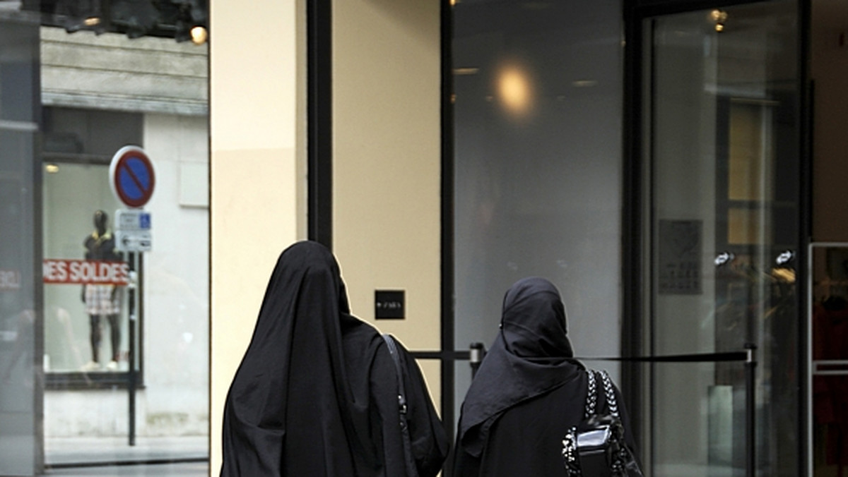 Od 11 kwietnia francuska policja zacznie egzekwować zakaz noszenia burek i innych zasłon twarzy. Wolno jej będzie działać jedynie "łagodnymi metodami', bez prawa zmuszania siłą muzułmańskich kobiet do odsłaniania twarzy.