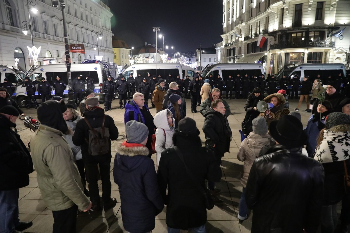 Policja zabezpiecza na Krakowskim Przedmieściu obchody 93. miesięcznicy smoleńskiej