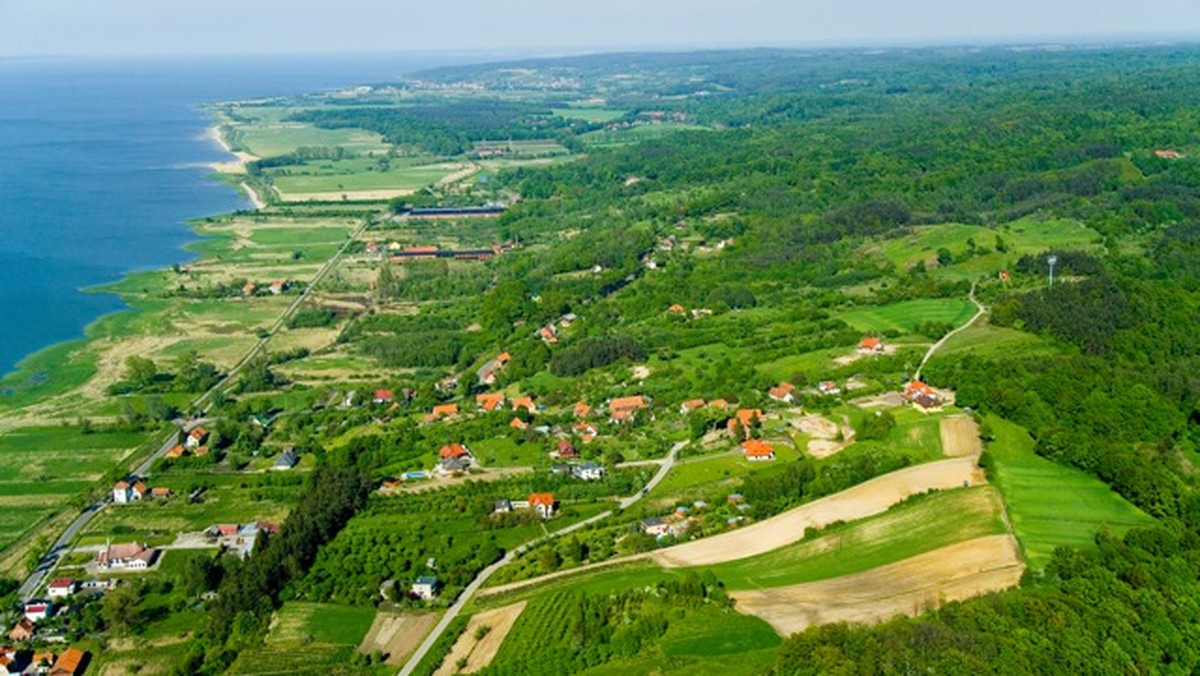 Pierwsze kąpieliska nad jeziorami na Warmii i Mazurach oraz nad Zalewem Wiślanym są już dopuszczone do kąpieli. Sanepid ocenił, że woda nadaje się do kąpieli w 54 miejscach przeznaczonych do wypoczynku i uprawiania sportów wodnych. Kolejne akweny są badane.