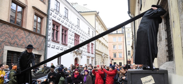 Bracia Janiccy po raz 28. wystąpili jako "żywe pomniki" na Kanoniczej. Zobacz Dwóch Chasydów ku pamięci Tadeusza Kantora