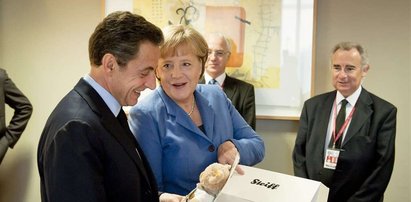 Sarkozy został obdarowany przez Merkel. Co dostał?