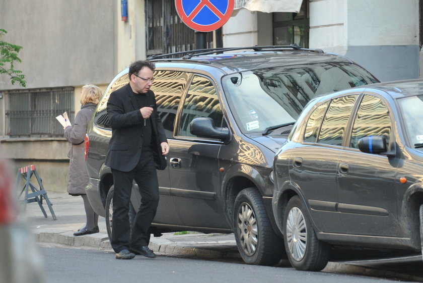 Zbigniew Zamachowski przy samochodzie