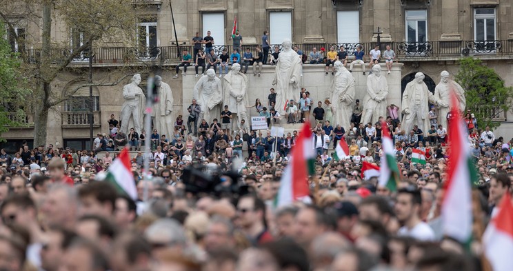 Százezren is lehettek a Kossuth téren és a környező utcákban
