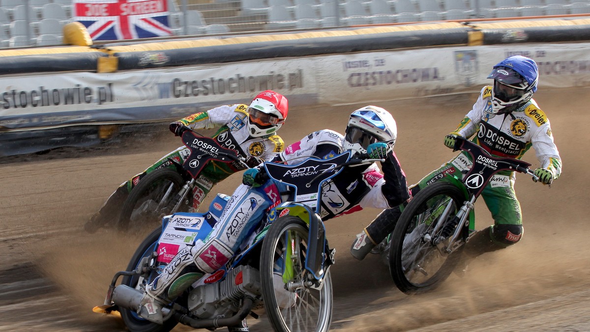 W pierwszym biegu meczu Speedway Ekstraligi pomiędzy Stalą Gorzów, a Włókniarzem Częstochowa doszło do groźnego wypadku. Częstochowski junior - Artur Czaja na drugim łuku pierwszego okrążenia nie opanował motocykla i wjechał w tylne koło swojego kolegi klubowego - Huberta Łęgowika.