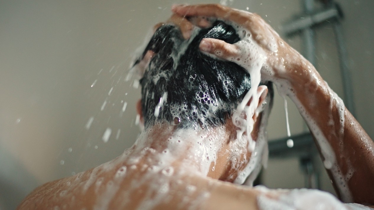 Jeden zlozvyk pri sprchovaní môže zhoršiť vypadávanie vlasov. (ilustračné foto)