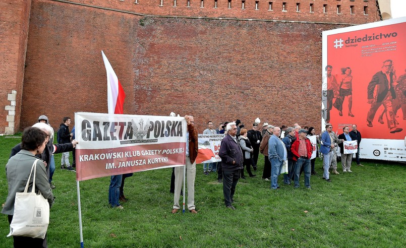 Tym razem droga prowadząca na Wzgórze Wawelskie nie została odgrodzona barierkami przez policję. Na przybywających polityków PiS oczekiwali zarówno zwolennicy, jak i przeciwnicy rządu.