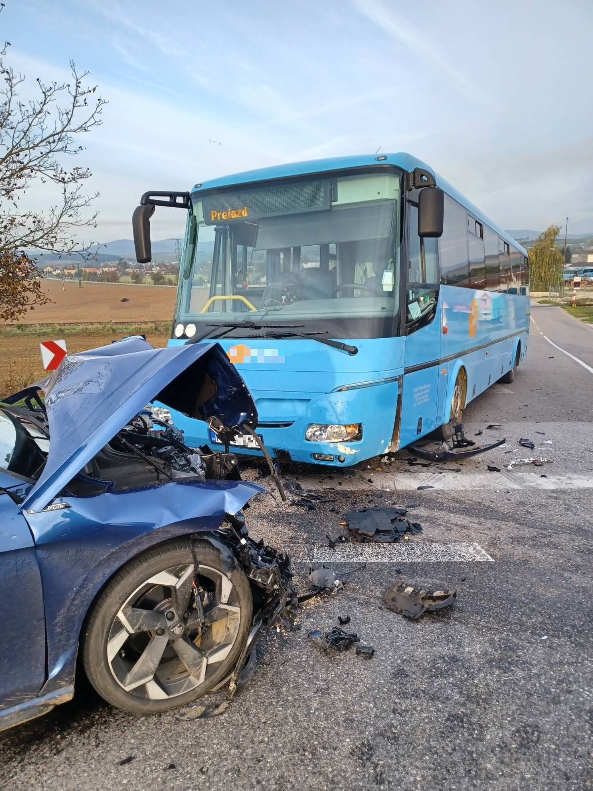 V Bánovciach nad Bebravou sa zrazili dve autá a autobus. 
