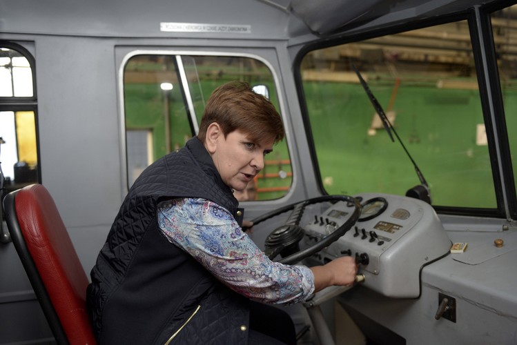 Beata Szydło za kierownicą wyprodukowanego w 1959 roku autobusu H01 podczas wizyty w fabryce Autosan w Sanoku
