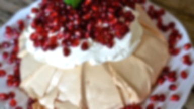 Pavlova z kremem mascarpone i owocami granatu