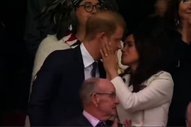 "ETO, TAKO IM JE U BRAKU - ŽIVA PROPAST", Hari POLJUBIO Megan pa GRCAO U SUZAMA - PRIZOR KAKAV SE NE PAMTI! Niko živ im ne veruje da su zaljubljeni, a oni se "polomiše" da to dokažu