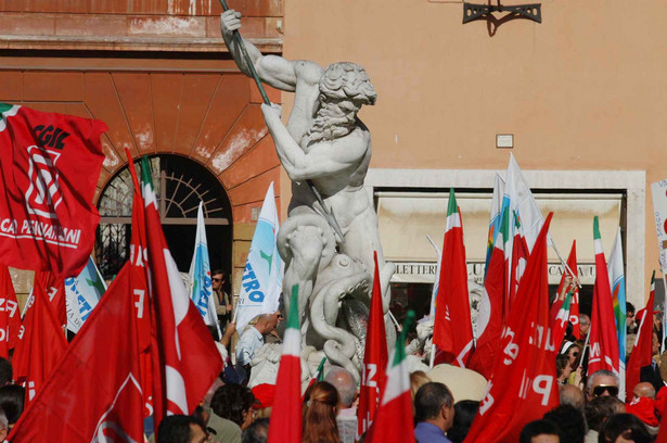 Tak związkowcy CGIL demonstrowali w Rzymie przeciwko polityce gospodarczej rządu kilka lat temu. Fot. Bloomberg