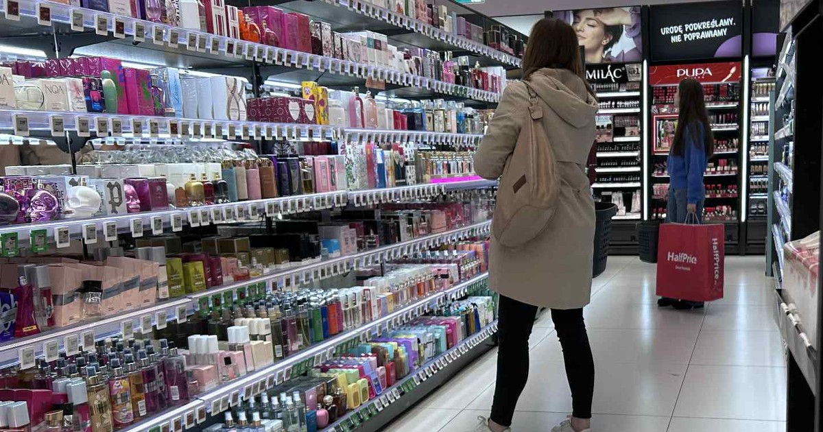 Rossmann ma zamiennik kultowych perfum za 44 zł. Niewiele Polek stać na oryginalny za 930 zł