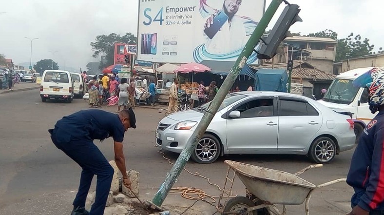 Ghanaian policeman praised for fixing broken traffic light with his own money and helping the disabled