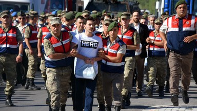 Uwaga! W Turcji za nieprawomyślny T-shirt możesz trafić na dołek