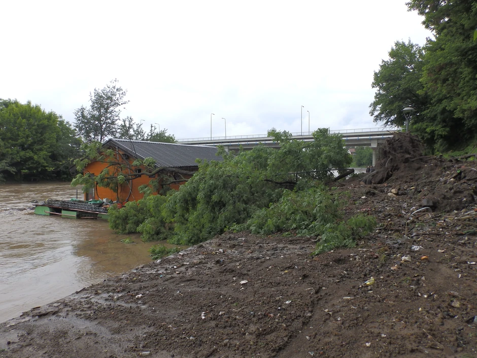 Aktiviralo se klizište, stradao i jedan od splavova