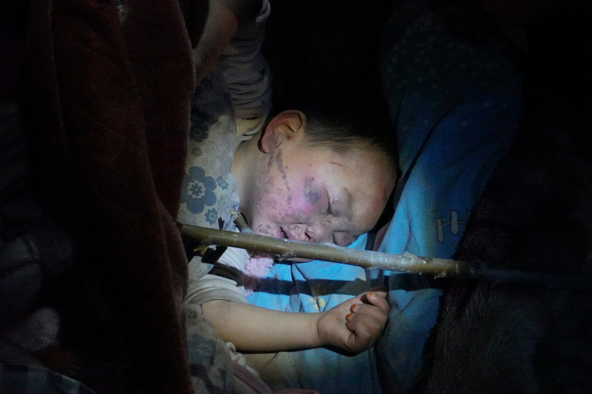 Zemetrasenie v Číne si vyžiadalo viac ako 100 obetí.