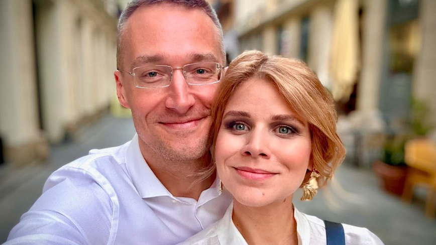Exmoderátor relácie Na telo Michal Kovačič a novinárka Zuzana Kovačič Hanzelová.