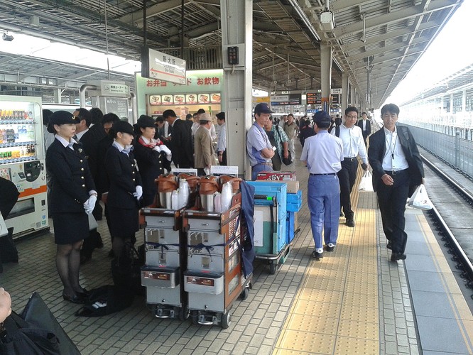 W japońskich pociągach o komfort podróżnych dbają umundurowane stewardesy.