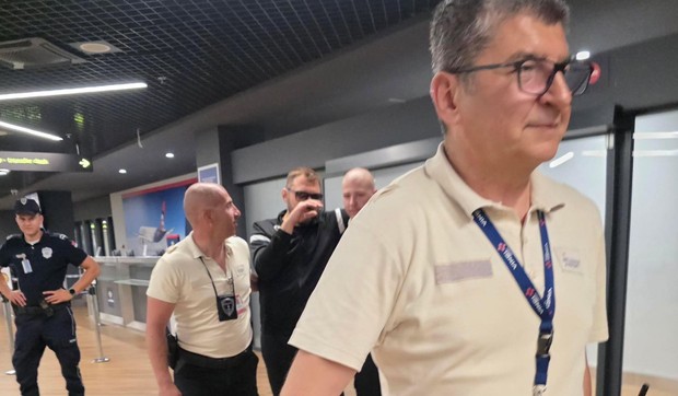 Sloba napušta aerodrom