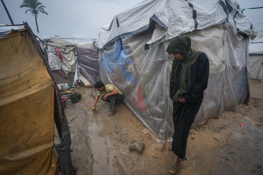 Raseljeni Palestinci u šatorima u Deir al Balahu u Gazi 23. januara