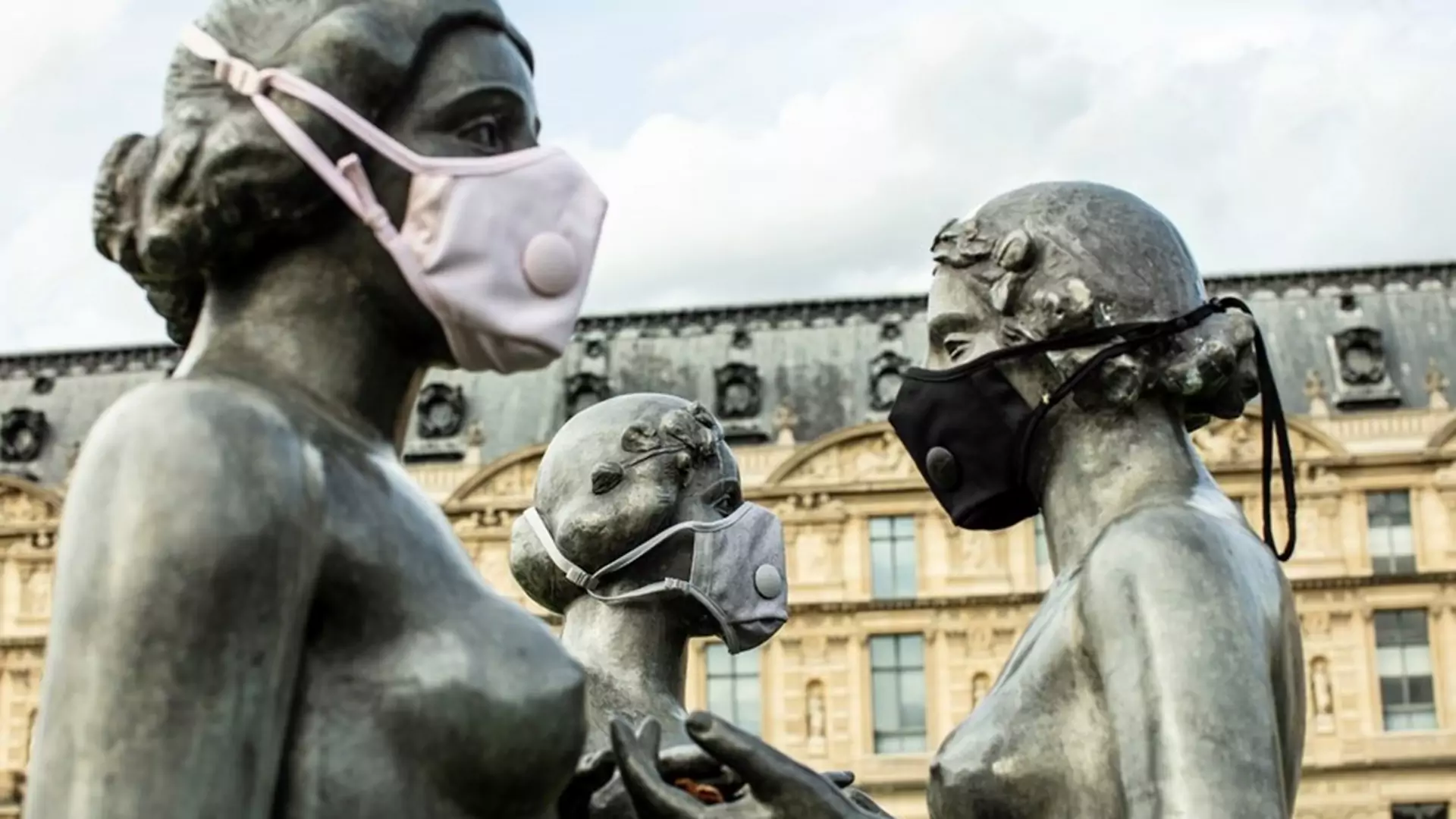 Rzeźby na ulicach Paryża ubrane w antysmogowe maski. "Smog przyczyną śmierci 7 mln osób rocznie"