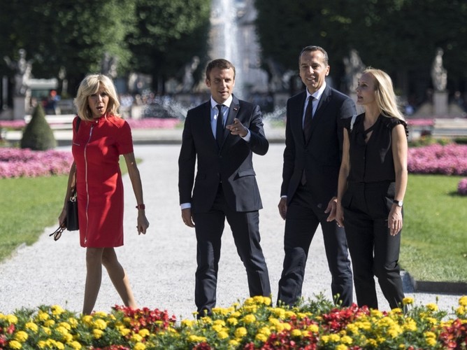 Brigitte i Emmanuel Macronowie oraz Christian Kern i Eveline Steinberger-Kern