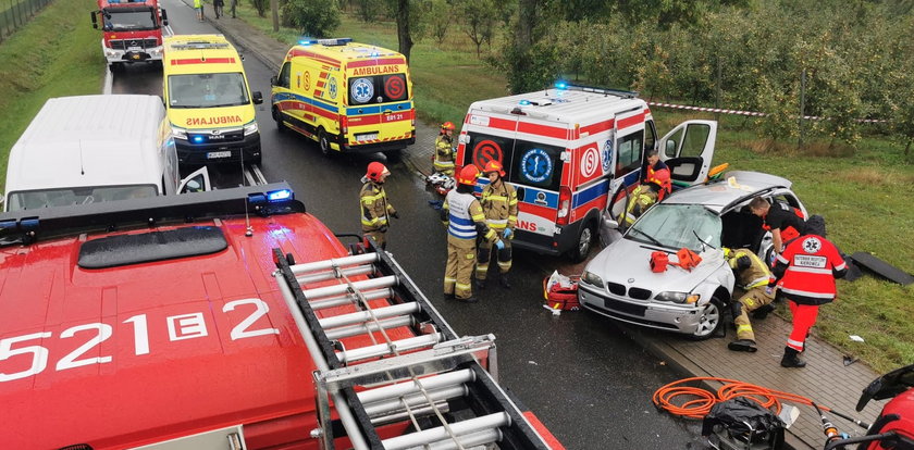 Masakra pod Rawą Mazowiecką. Rozprute BMW i trzy osoby nie żyją. W tym dwóch nastolatków