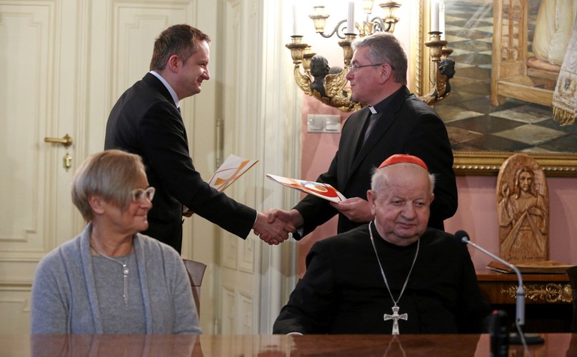 Marek Kisz, członek zarządu, dyrektor handlowy FCA Poland i ksiądz ekonom Wojciech Olszewski. Henryka Bochniarz, członek rady nadzorczej Fiat FCA Poland oraz kardynał Stanisław Dziwisz