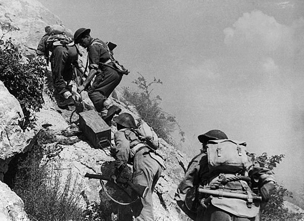 Monte Cassino: polscy żołnierze transportują amunicję, domena publiczna