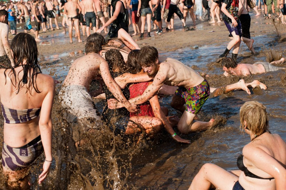 Zabawa w błocie na Przystanku Woodstock (fot. Arek Drygaś/wosp.org.pl)