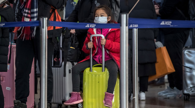Védőmaszkos kislány a prágai nemzetközi repülőtéren / Fotó: MTI/EPA/Martin Divisek