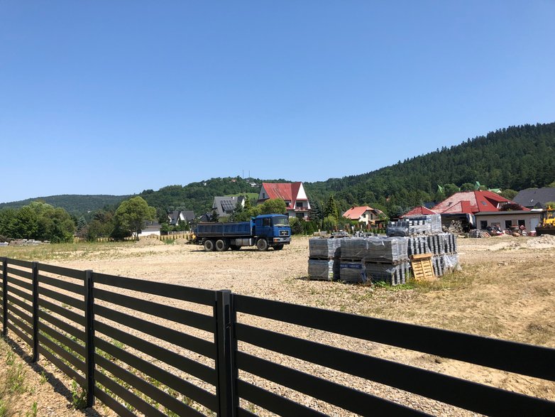 Plac, na którym powstanie market Biedronka. Jedna osoba wskazywała nam, że to tu był market spożywczy dla zmotoryzowanych