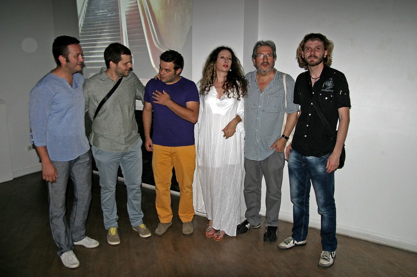 Sa otvaranja izložbe: Umetnici sa kustosom Slobodanom Trajkovićem (drugi s desna)/ Foto: M. Dragojevic