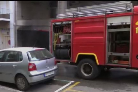 POŽAR U PODZEMNOJ GARAŽI NA ZVEZDARI Vatra zahvatila nekoliko automobila, na teren izašla 22 vatrogasca, tu je i Hitna pomoć