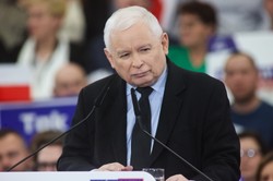 Krytyka Kaczyńskiego z niespodziewanej strony. Prof. Nowak wzywa go do odejścia